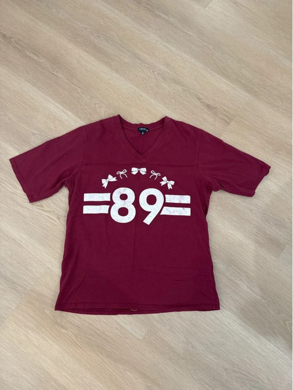 Originality Gameday Varsity 89 Bow Size Medium V-Neck T-Shirt Cabernet Small